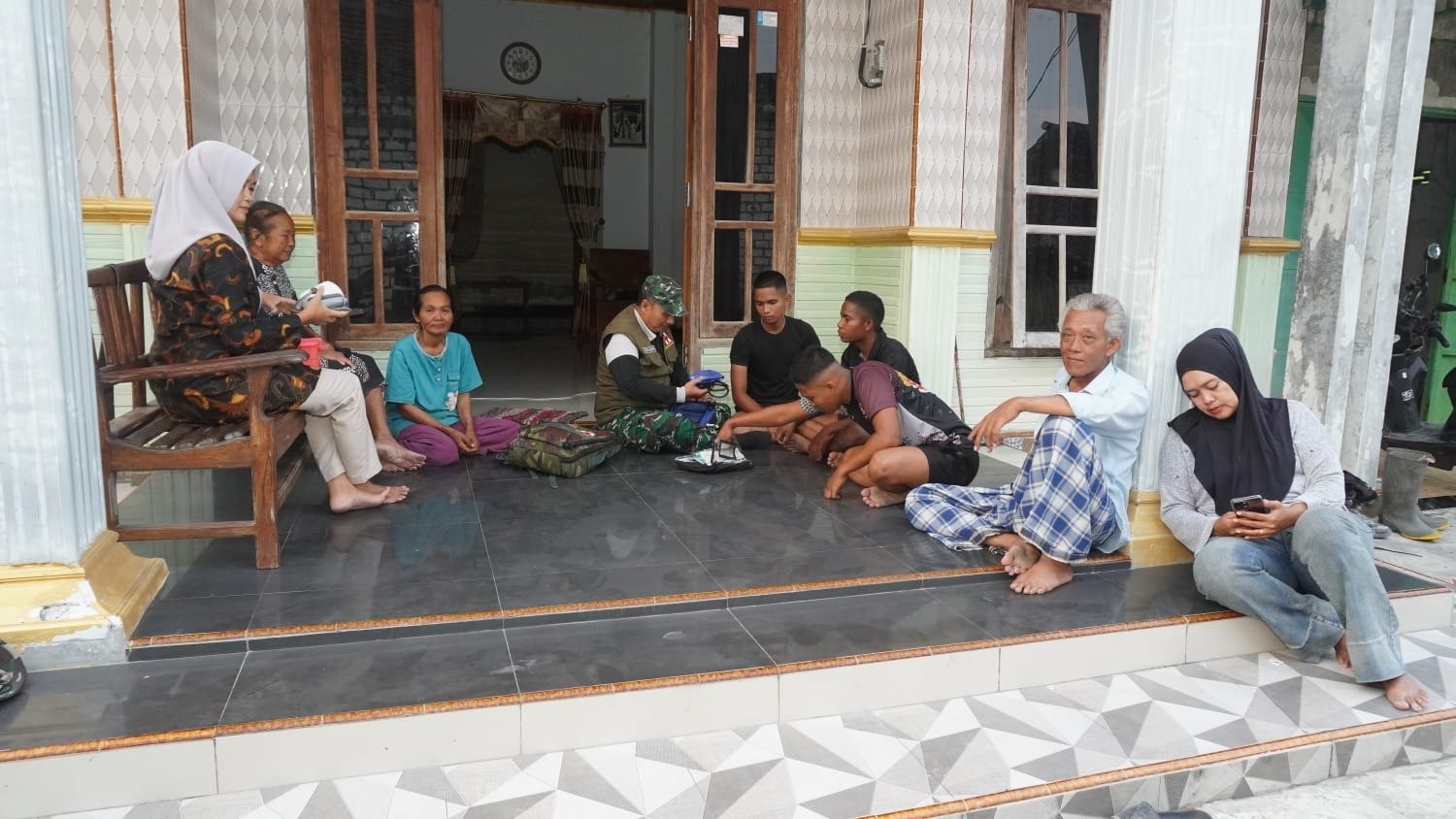 Jaga Kebugaran di Tengah Kerja Keras, Antusiasme Tinggi Anggota Satgas TMMD 129 Ikuti Pemeriksaan Kesehatan Berkala
