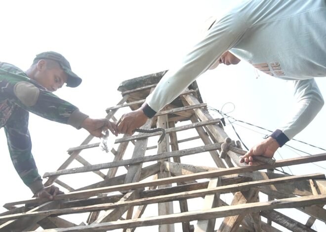 ​Nyata, Kemanunggalan TNI dan Rakyat, Satgas TMMD Ke-129 Kodim 0812/Lamongan Bersama Warga Desa Tlemang Kompak Rehab Pos Kamling ​