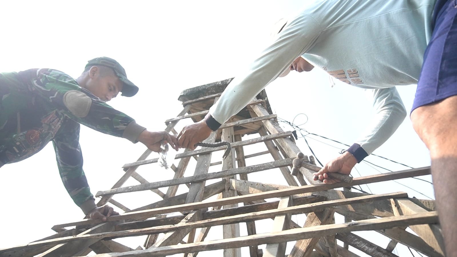 ​Nyata, Kemanunggalan TNI dan Rakyat, Satgas TMMD Ke-129 Kodim 0812/Lamongan Bersama Warga Desa Tlemang Kompak Rehab Pos Kamling ​