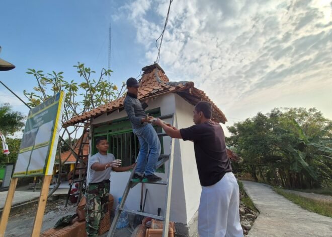 Satgas TMMD 129 Kodim 0812/Lamongan Bersama Warga Rampungkan Rehab Pos Kamling di Desa Tlemang