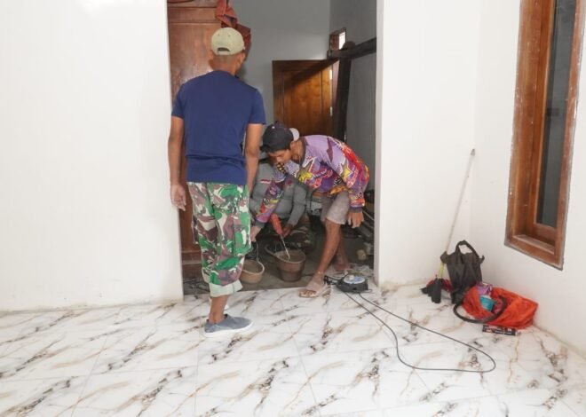 Wujudkan Rumah Layak Dihuni, Satgas TMMD 129 Kodim 0812/Lamongan dan Warga Rampungkan Pemasangan Keramik Rumah Ibu Siswati