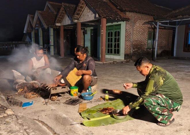 Pererat Tali Silaturahmi, Hangatnya Keseruan Anggota Satgas TMMD 129 dan Warga Desa Tlemang Gelar Acara Bakar Ikan Bersama di Malam Hari