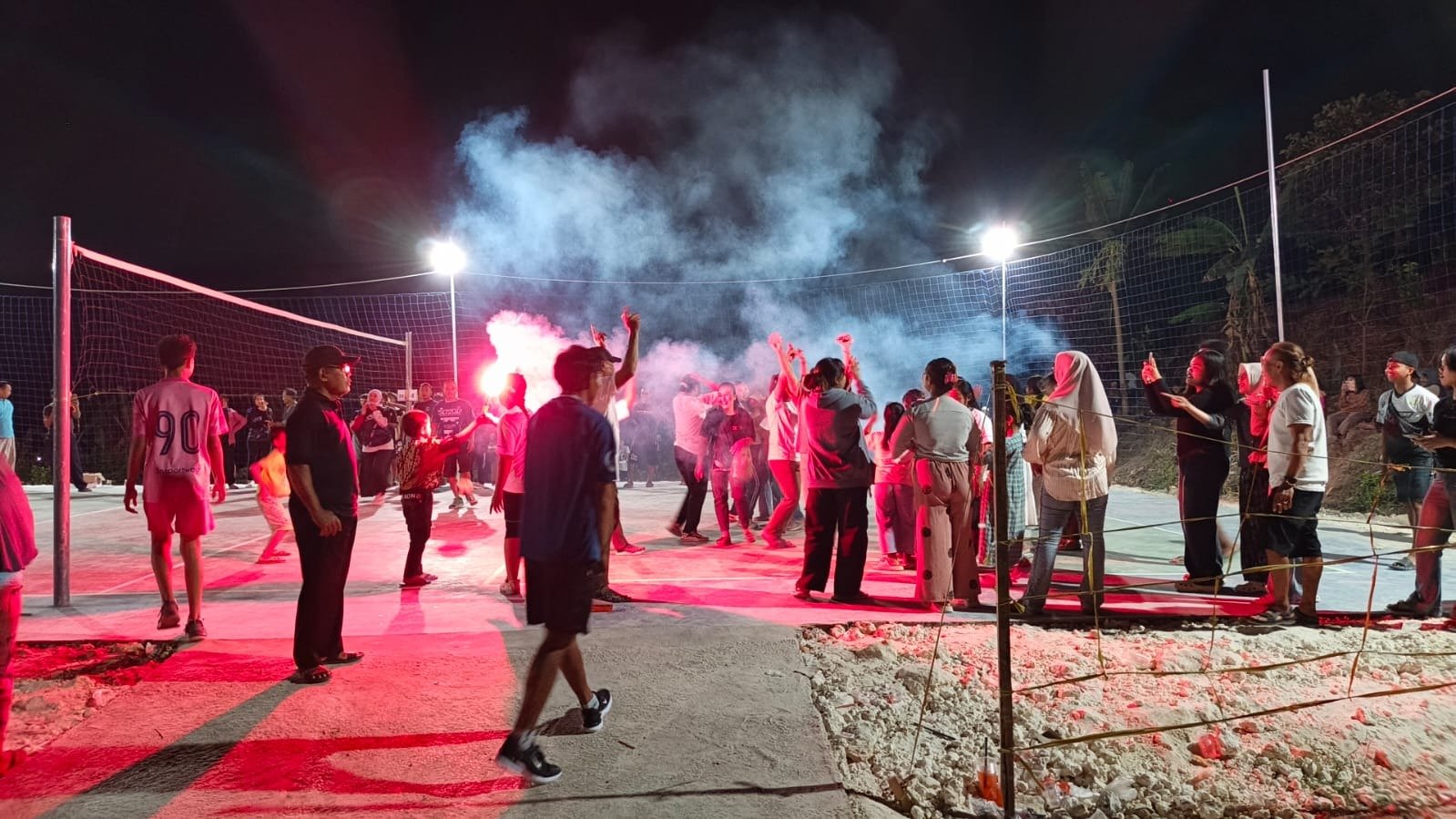 Lapangan Baru Satgas TMMD 129 Membawa Berkah, Malam Meriah Warga Desa Tlemang Rayakan Kemenangan Lomba Bola Voli Antar-RT