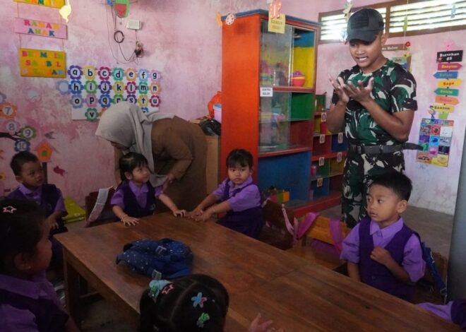 Hadirkan Keceriaan dan Edukasi Usia Dini, Serda Rama Satgas TMMD 129 Ajak Anak-Anak PAUD Desa Tlemang Bermain dan Belajar Bersama
