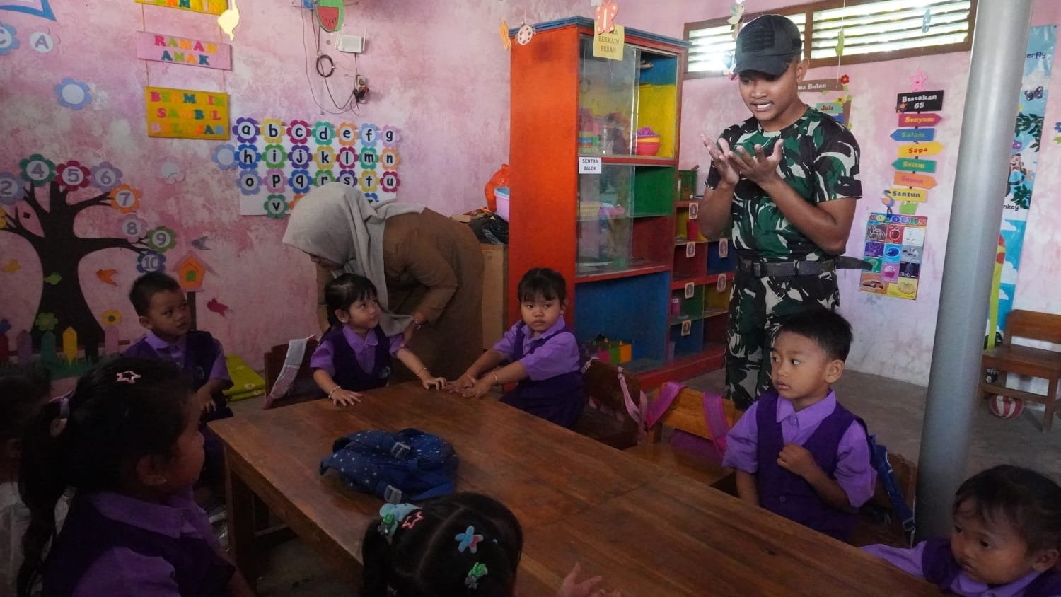 Hadirkan Keceriaan dan Edukasi Usia Dini, Serda Rama Satgas TMMD 129 Ajak Anak-Anak PAUD Desa Tlemang Bermain dan Belajar Bersama