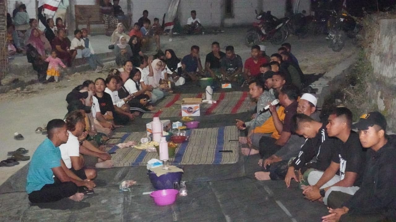 Satu Nampan Penuh Kehangatan: Warga Desa Tlemang dan Satgas TMMD Kodim 0812/Lamongan Gelar Tasyukuran Jelang Penutupan