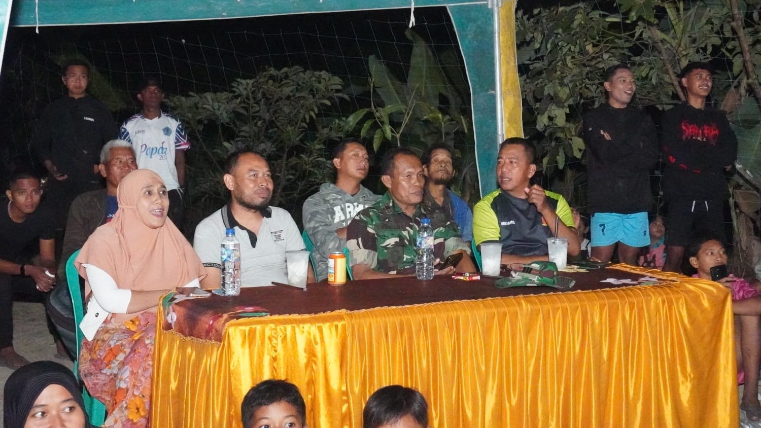 Ratusan Warga Tlemang Membludak Dukung Laga Pamungkas Voli Bersama Satgas TMMD 129