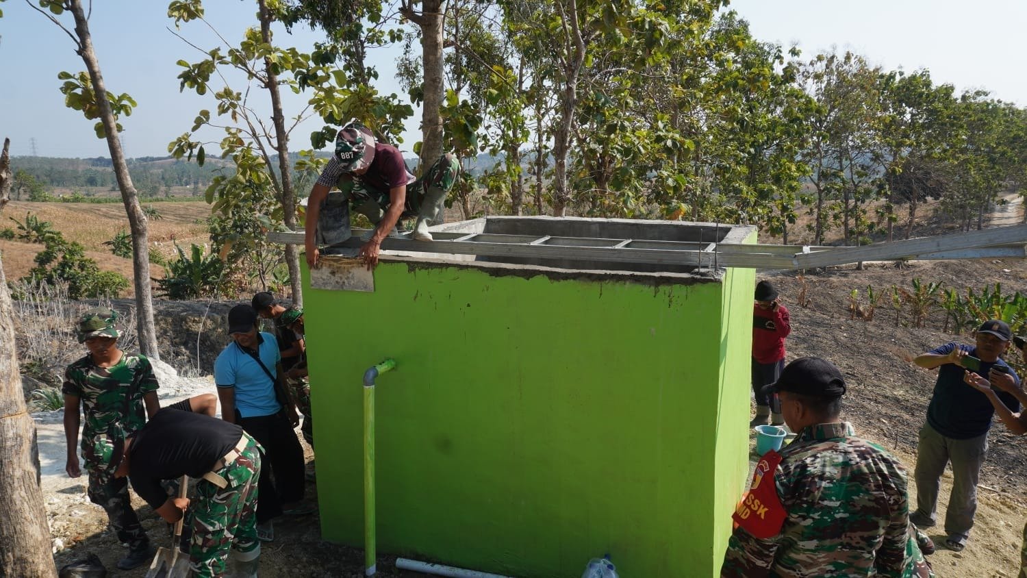 Jelang Penutupan TMMD 129, Satgas Kodim 0812/Lamongan Lakukan Finishing Tandon Air Bersih di Dusun Bakon
