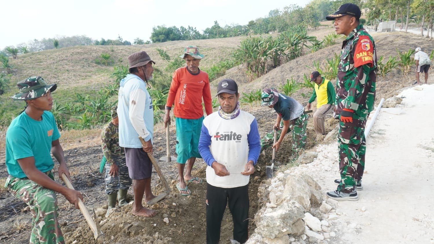 Alirkan Kehidupan bagi Warga, Satgas TMMD 129 dan Masyarakat Rampungkan Penanaman Pipa Saluran Tandon Air Bersih Dusun Bakon