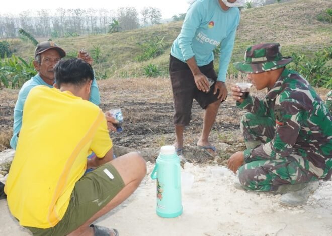Kehangatan di Sela Kerja Keras, Anggota Satgas TMMD 129 dan Warga Asyik Nikmati Teh Hangat dan Gorengan di Lokasi Tandon Air Dusun Bakon