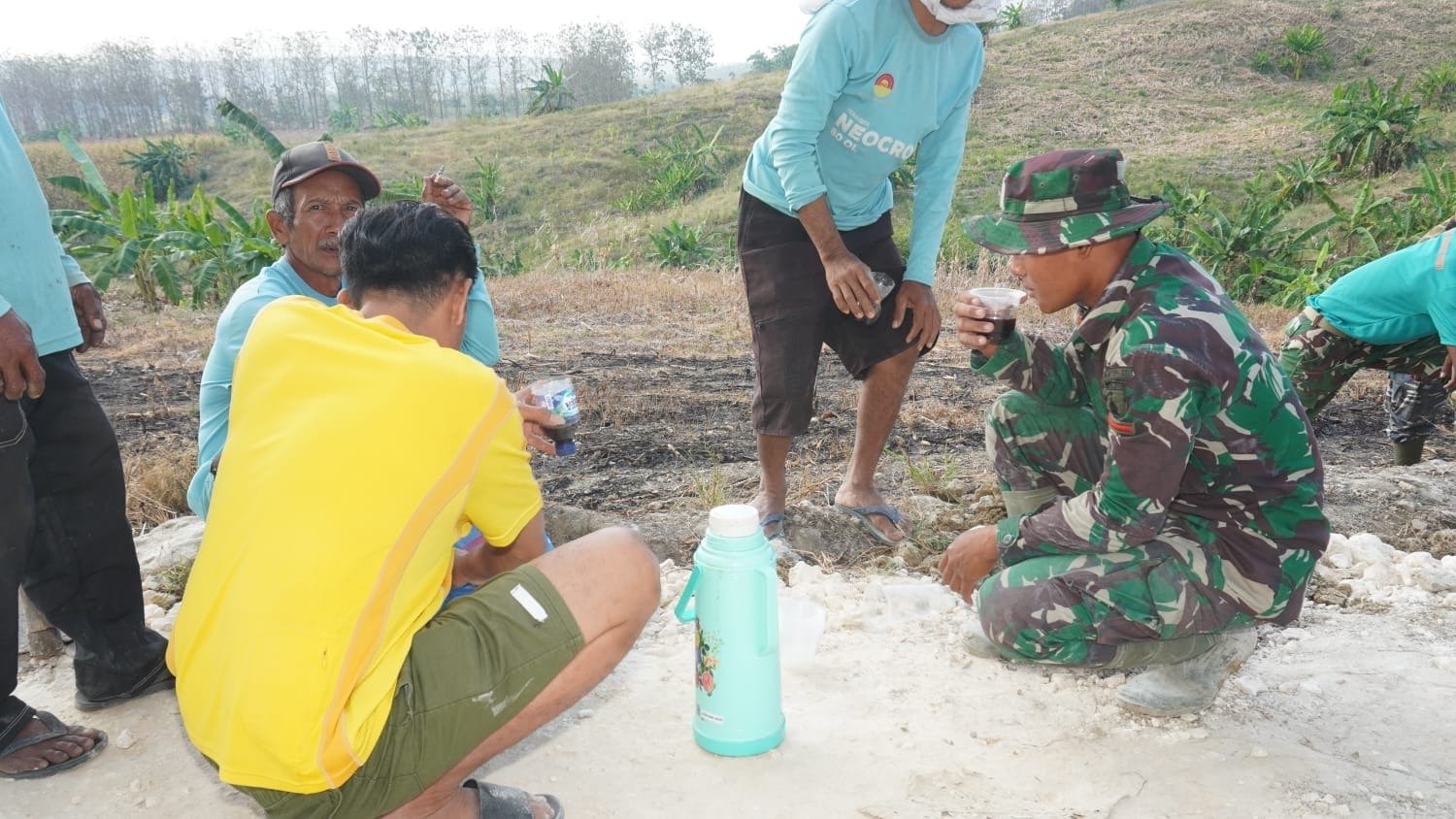 Kehangatan di Sela Kerja Keras, Anggota Satgas TMMD 129 dan Warga Asyik Nikmati Teh Hangat dan Gorengan di Lokasi Tandon Air Dusun Bakon
