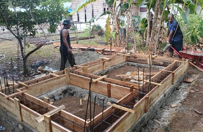 Pengecoran Pondasi Dikebut, Satgas TMMD Ke-129 Kodim 0102/Pidie Pacu Pembangunan MCK di Dayah Babul Ula Al Munawarah
