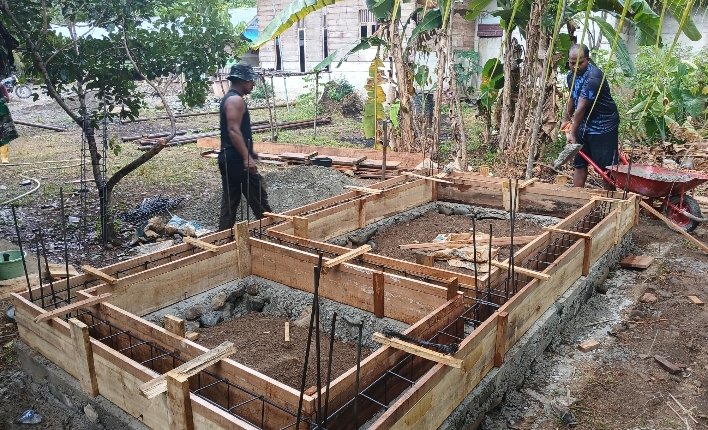 Pengecoran Pondasi Dikebut, Satgas TMMD Ke-129 Kodim 0102/Pidie Pacu Pembangunan MCK di Dayah Babul Ula Al Munawarah