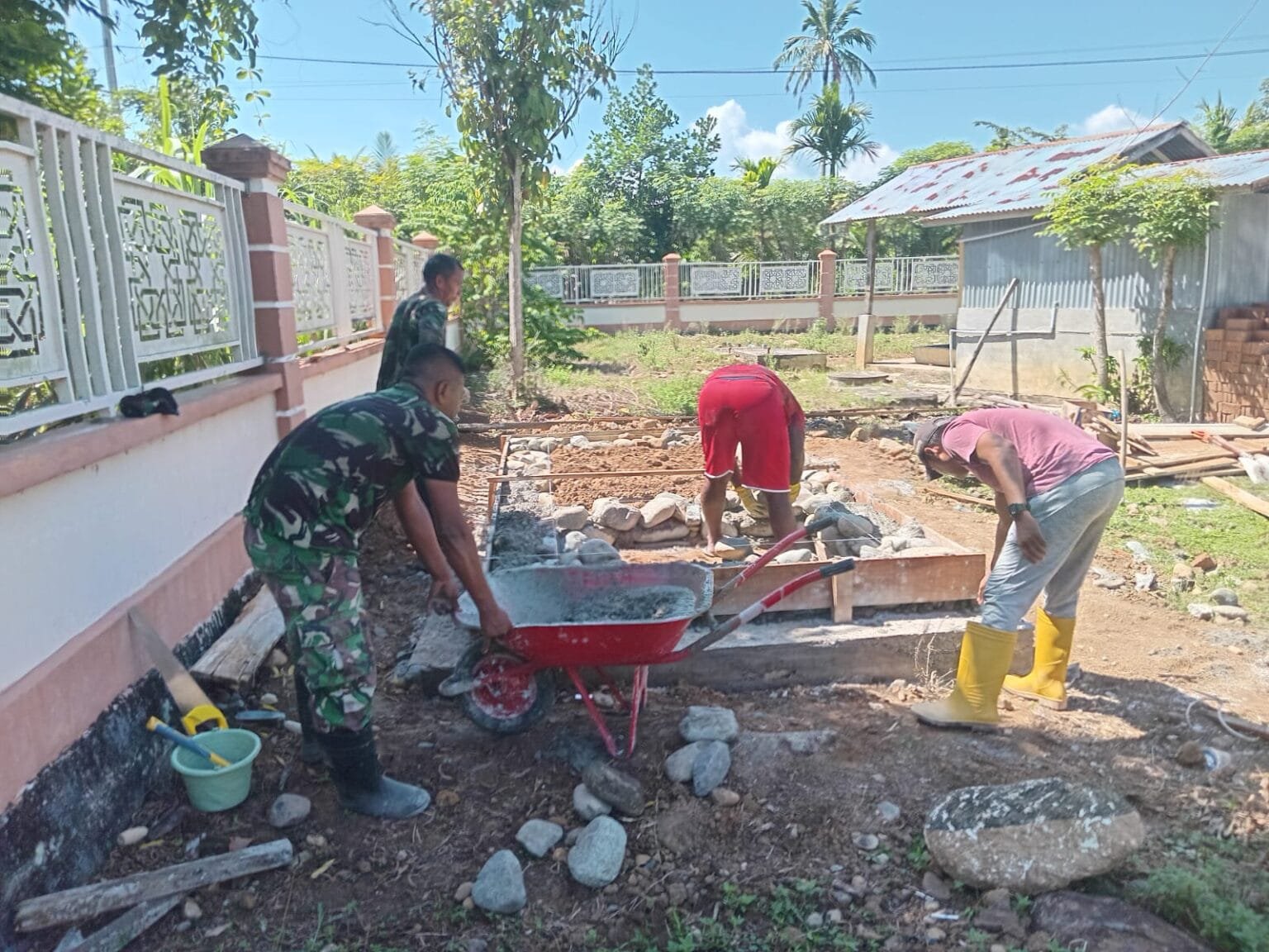 Satgas TMMD Ke-129 Kodim 0102/Pidie Bangun MCK di Area Pemakaman Umum Desa Blang Cot, Permudah Kebutuhan Warga