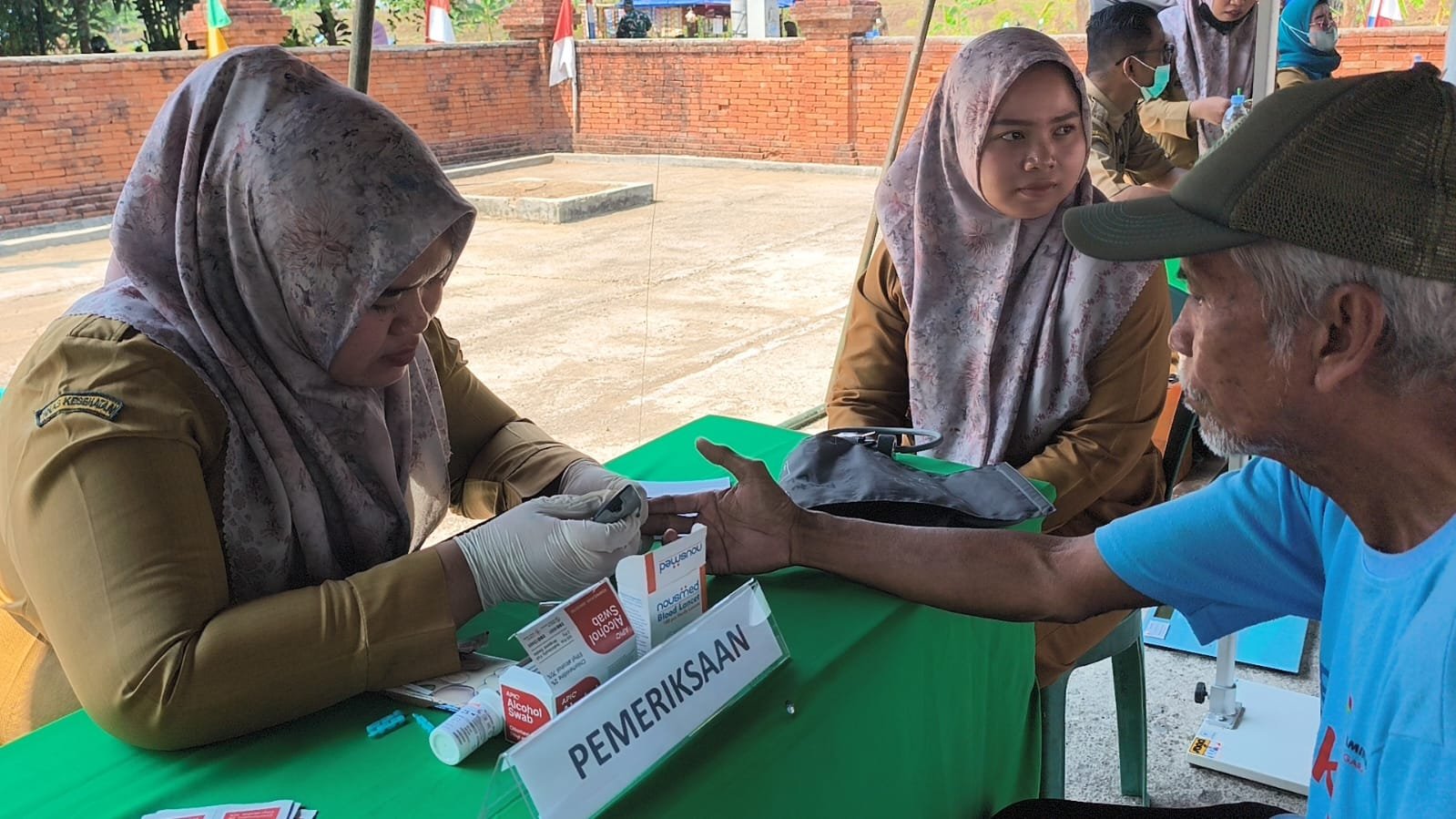TMMD ke-129 Kodim 0620/Kabupaten Cirebon Gelar Pengobatan Gratis bagi Warga Desa Luwung Kencana