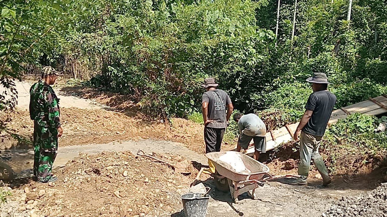 Perkuat Jalan Pertanian, Satgas TMMD ke-129 Bangun Box Culvert Bersama Warga