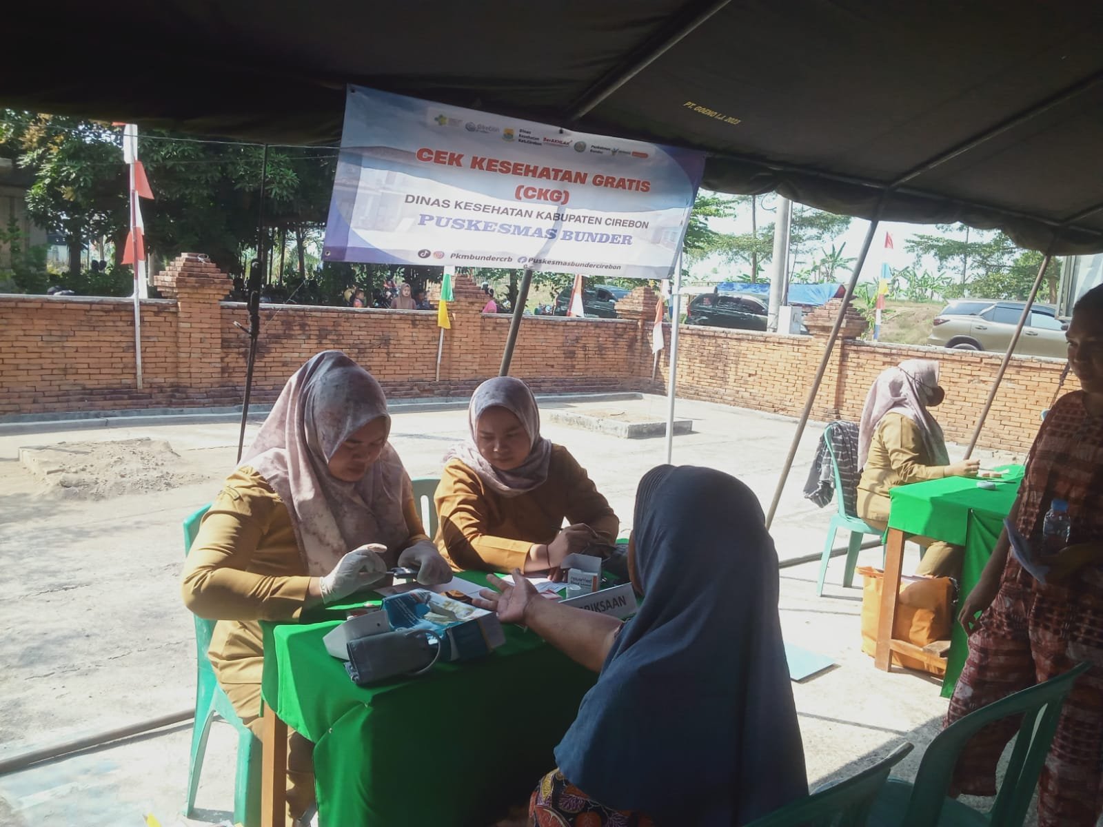 Wujud Kepedulian kepada Masyarakat, TMMD ke-129 Kodim 0620/Kabupaten Cirebon Berikan Pengobatan Gratis di Desa Luwung Kencana