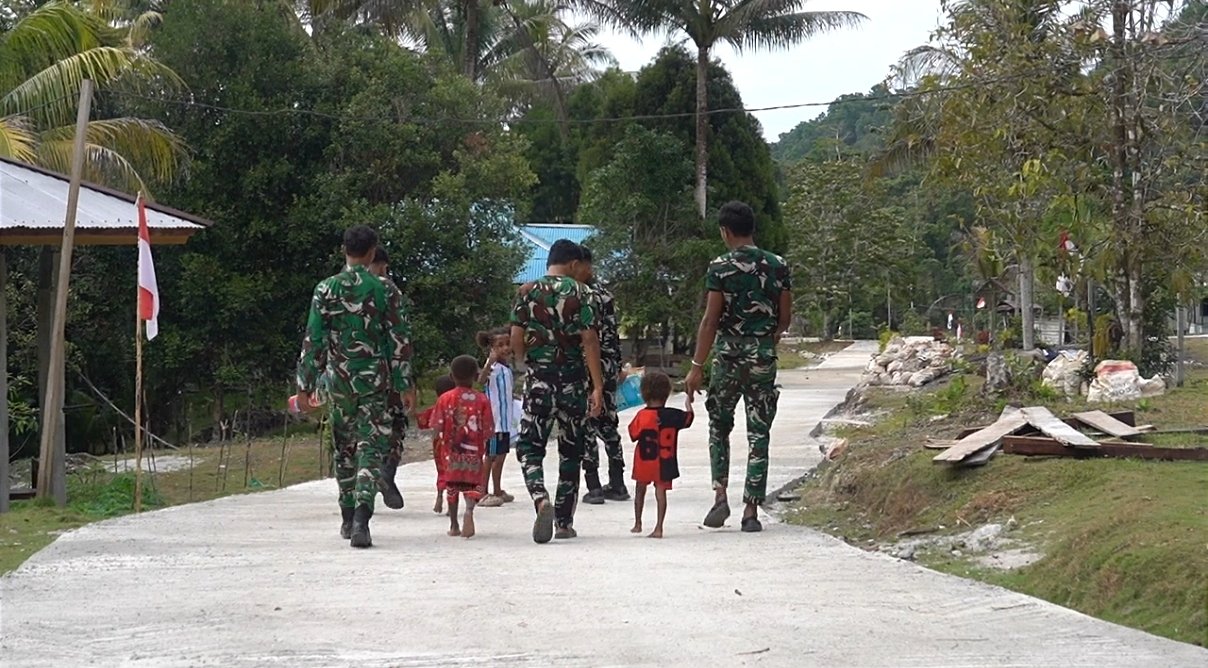 Anak-Anak Senang dengan Jalan Cor TMMD Ke-129 di Kampung Sesor