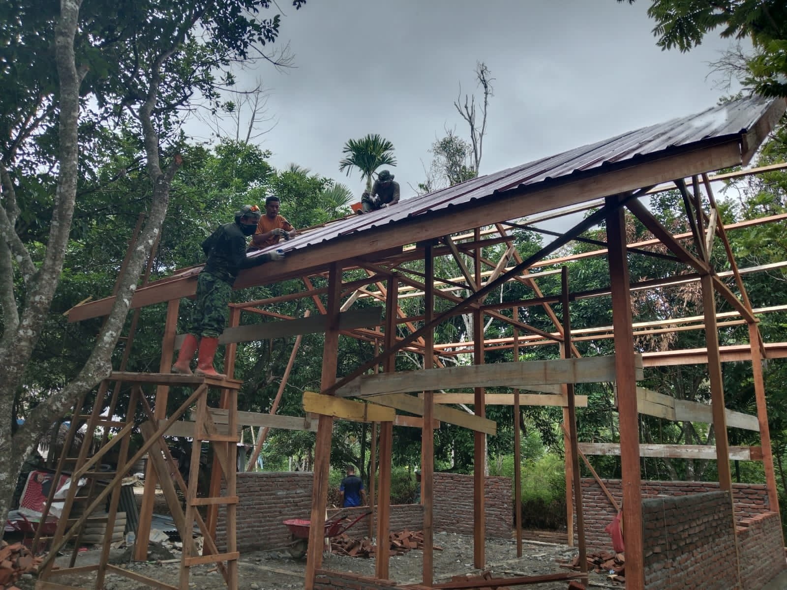 Dari Rumah Reyot Menuju Hunian Layak, Rehab RTLH Ibu Rabumah Kini Memasuki Tahap Pemasangan Atap