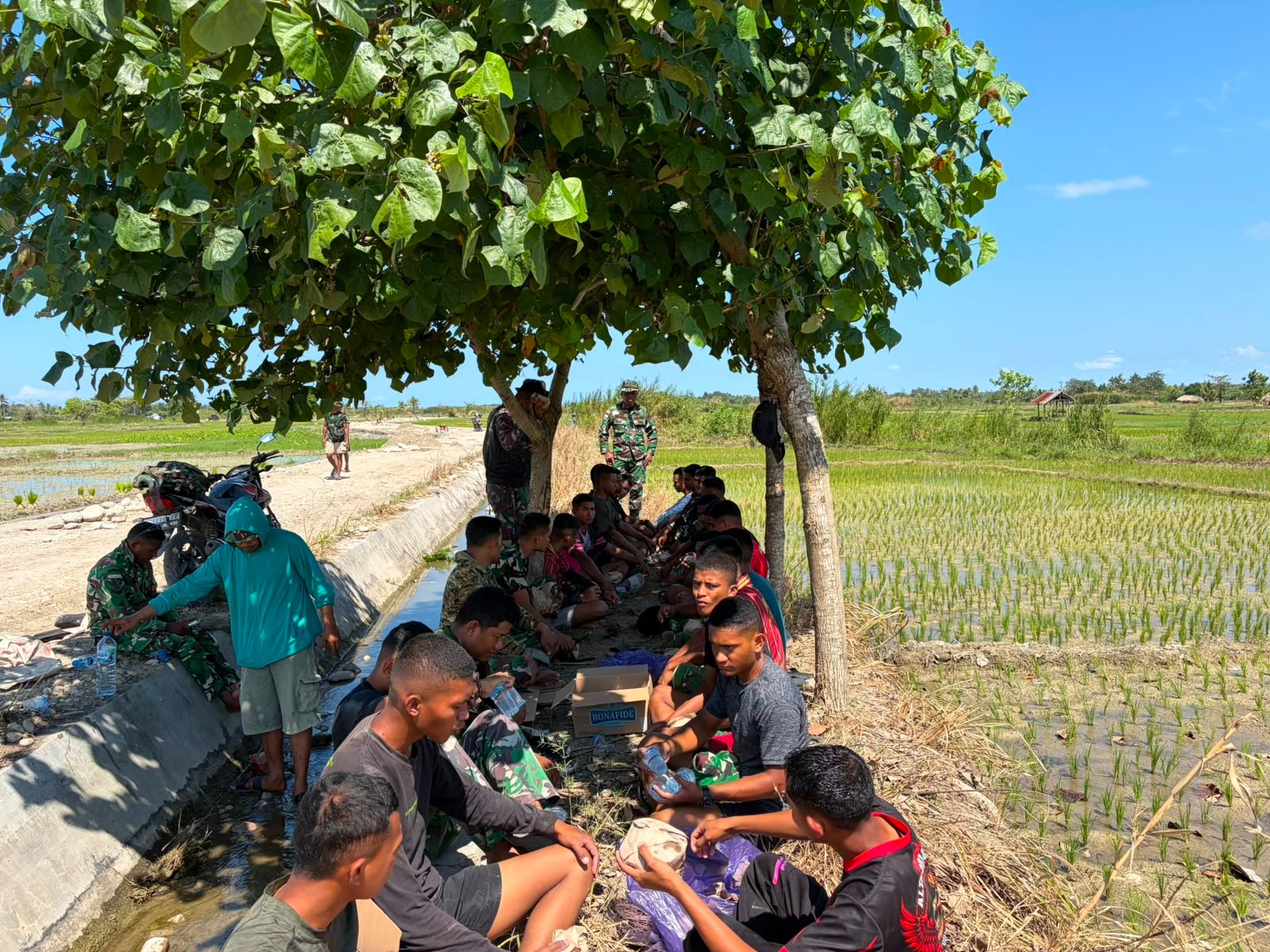 Momen Kebersamaan TNI dan Warga di TMMD 129 Kodim 1605/Belu