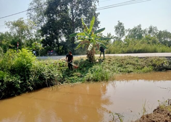 Gotong Royong Satgas TMMD dan Warga, Lingkungan Bersih Jalan Desa Makin Nyaman