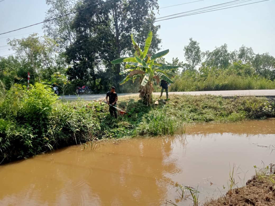 Gotong Royong Satgas TMMD dan Warga, Lingkungan Bersih Jalan Desa Makin Nyaman