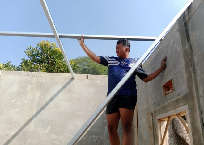 Bapak Angga Bersyukur, Rumahnya Kian Layak Huni Berkat Pemasangan Atap Baja oleh Satgas TMMD Ke-129