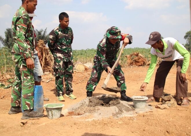 Turun Langsung Bantu Pengerjaan. Dansatgas TMMD Aduk Semen hingga Pasang Batu