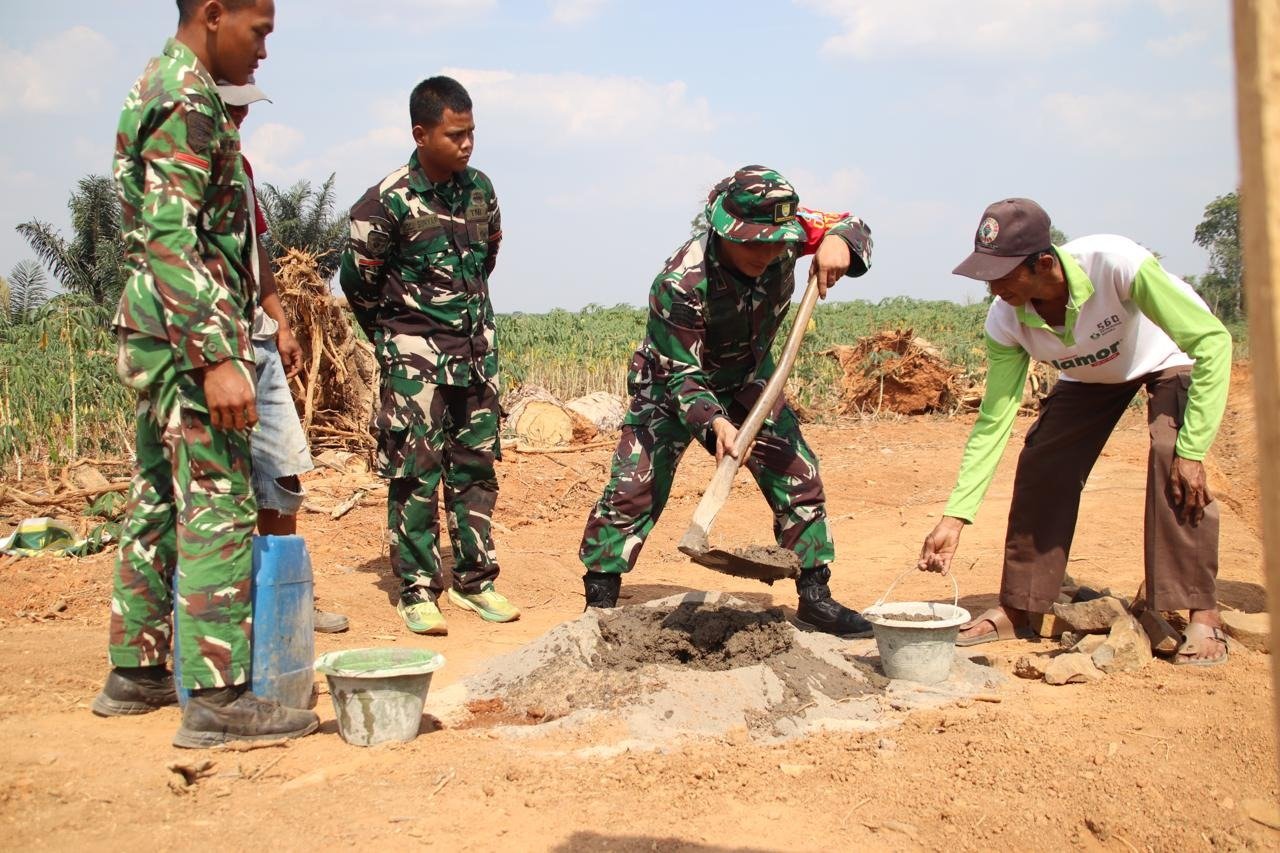 Turun Langsung Bantu Pengerjaan. Dansatgas TMMD Aduk Semen hingga Pasang Batu