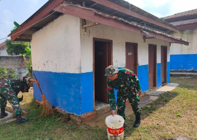 Sambut Penutupan TMMD Ke-129, Satgas Kodim 0412/Lampung Utara Bersihkan MCK SMPN 2 Sungkai Utara.