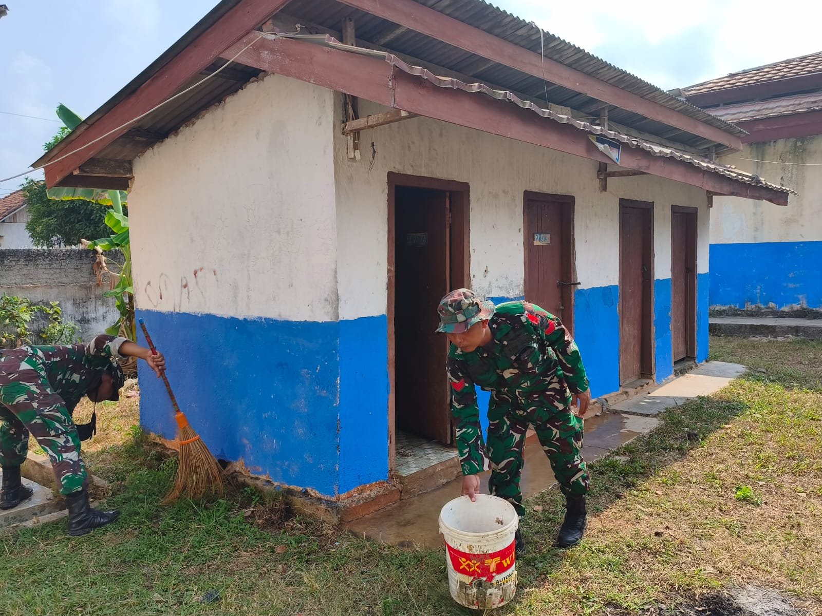 Sambut Penutupan TMMD Ke-129, Satgas Kodim 0412/Lampung Utara Bersihkan MCK SMPN 2 Sungkai Utara.