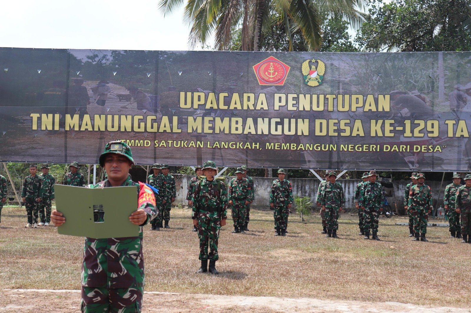 Gladi Bersih Penutupan TMMD ke-129, Dansatgas Letkol Inf Roni Faturohman bacakan Naskah.