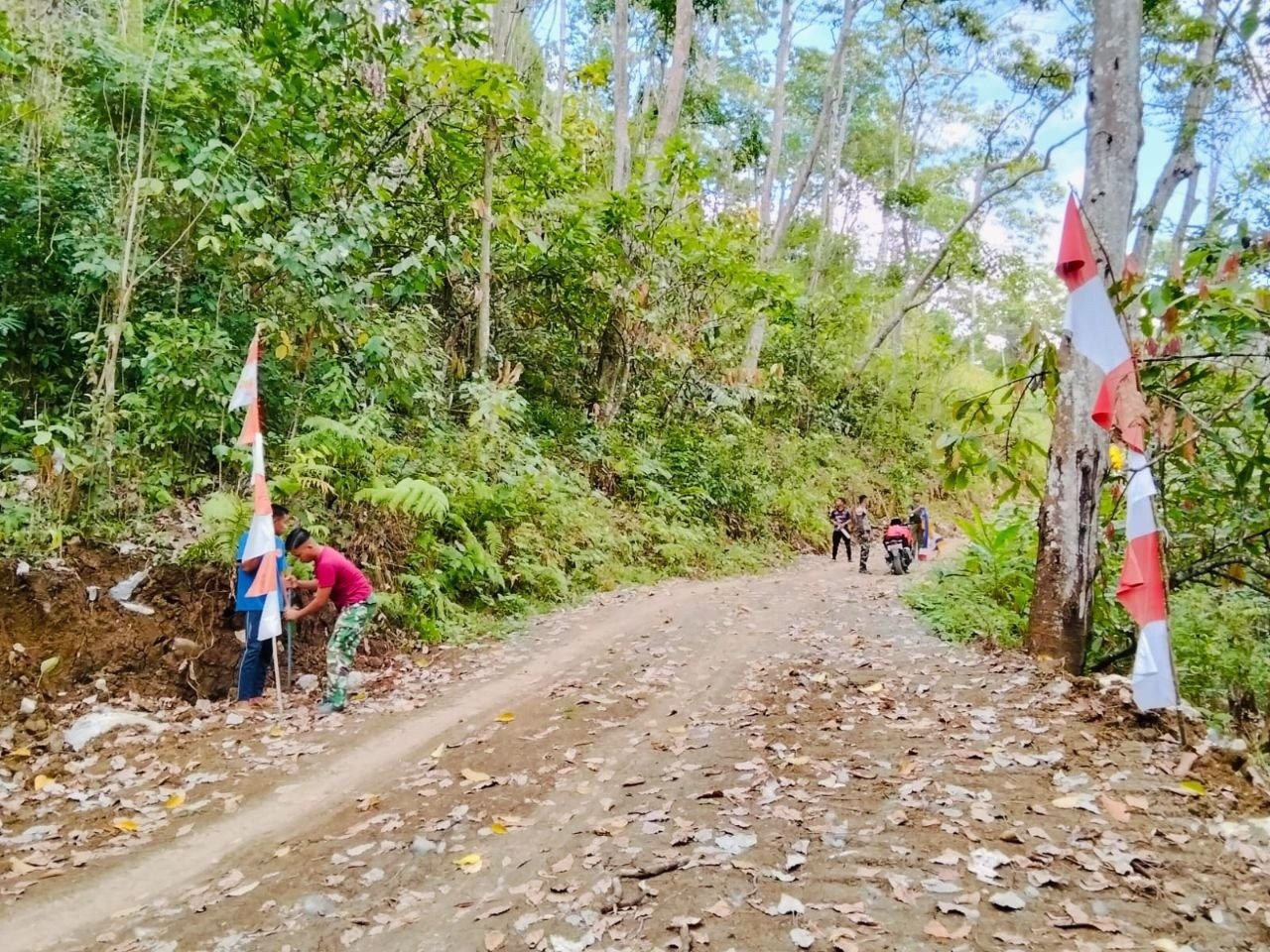 Semarak Penutupan TMMD ke-129, Satgas dan Warga Pasang Umbul-Umbul serta Merah Putih