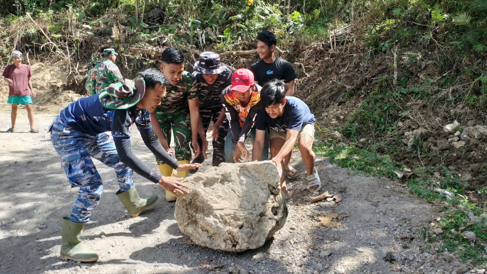Jelang Penutupan TMMD ke-129, Satgas dan Warga Bersihkan Badan Jalan di Bontocani