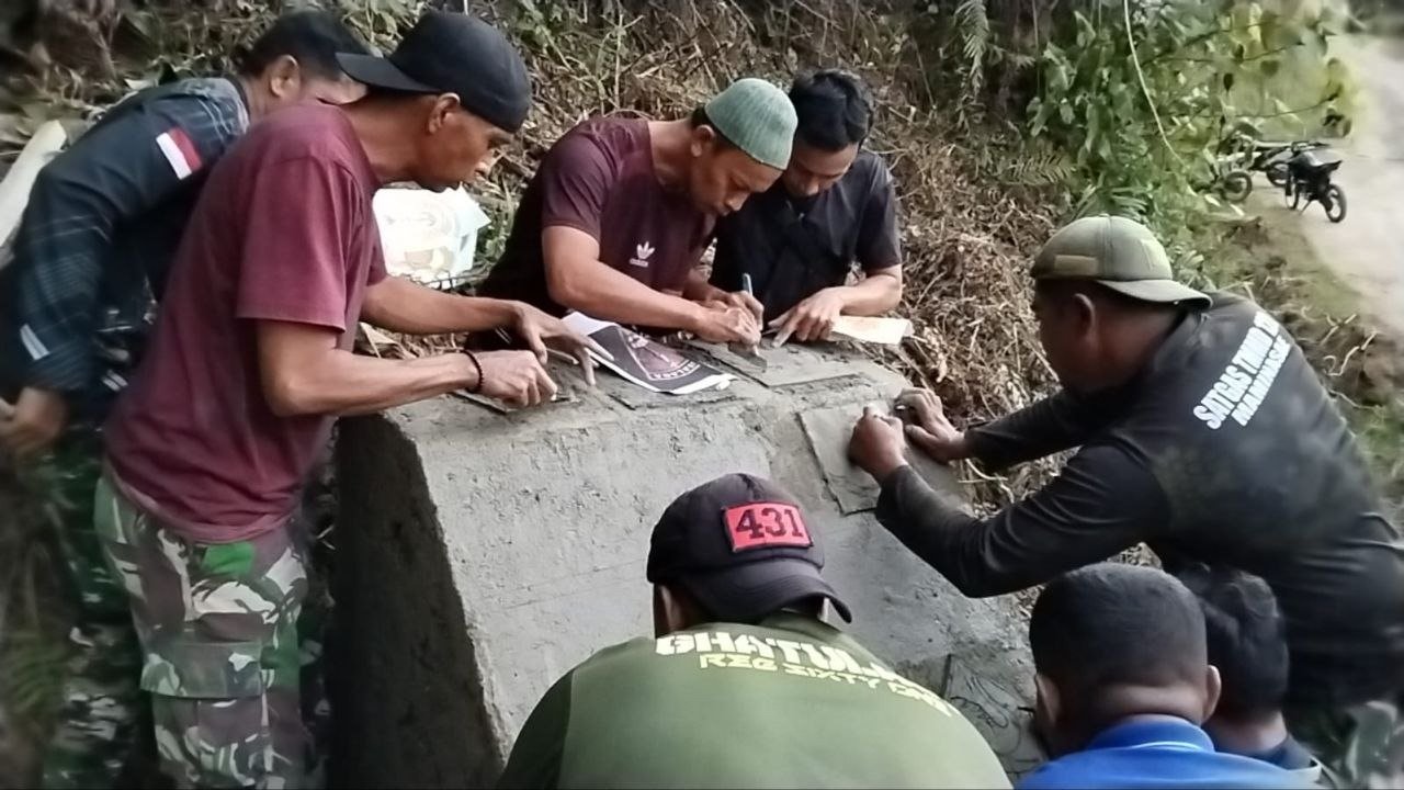 Ngebut Tahap Akhir, Satgas TMMD ke-129 Rampungkan Prasasti Peningkatan Jalan di Pattuku