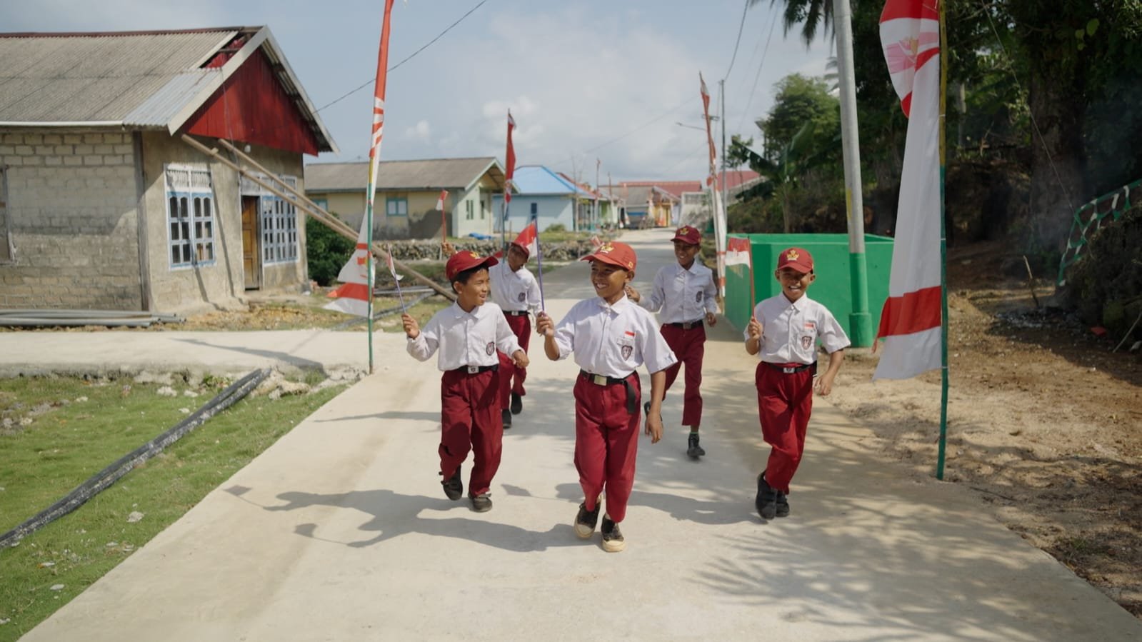 Ceria Anak-Anak Polewali Nikmati Jalan Rabat Beton Hasil TMMD