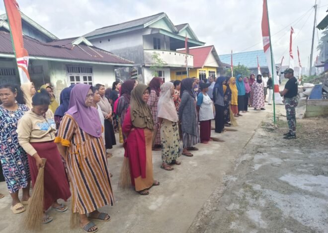 Ibu-Ibu Desa Polewali Bersama Satgas TMMD Bersihkan Lokasi Jelang Penutupan TMMD Ke-129