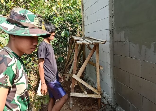 Gotong Royong Warga dan Yon TP 938/Pancasona Percepat Renovasi Rumah Bapak Entis Sutisna pada TMMD Ke-129