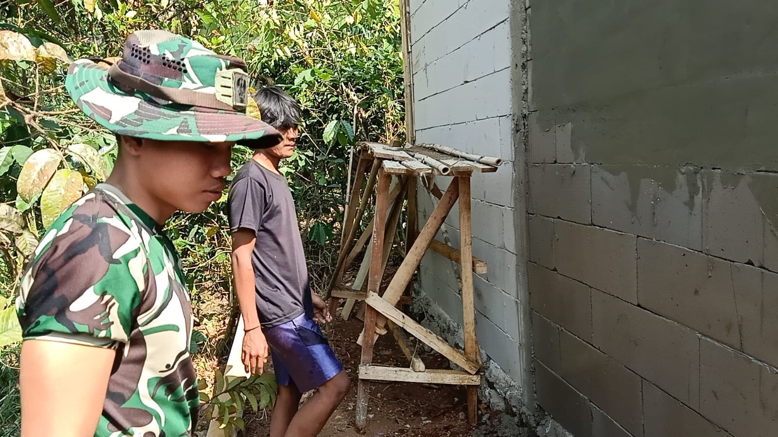 Gotong Royong Warga dan Yon TP 938/Pancasona Percepat Renovasi Rumah Bapak Entis Sutisna pada TMMD Ke-129