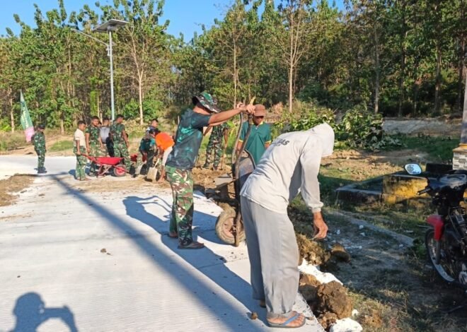 Jadi Saksi Kemanunggalan TNI dan Rakyat, Satgas TMMD 129 dan Warga Rampungkan Finishing Pengurukan Samping Jalan Rabat Beton