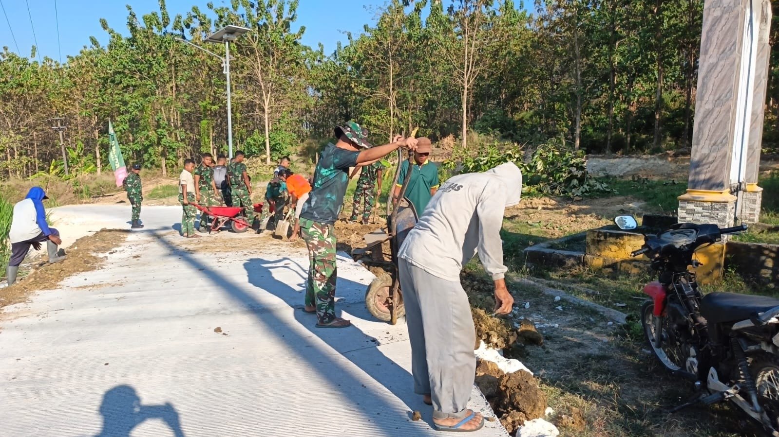 Jadi Saksi Kemanunggalan TNI dan Rakyat, Satgas TMMD 129 dan Warga Rampungkan Finishing Pengurukan Samping Jalan Rabat Beton