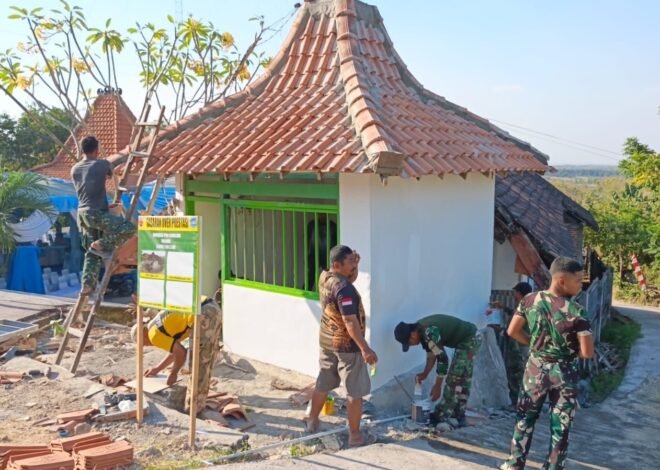 Tangan Terampil Serka Anom dkk Percantik Dinding Pos Kamling Desa Tlemang, Satgas TMMD 129 Kodim 0812/Lamongan Garap Sasaran Sentuhan Akhir