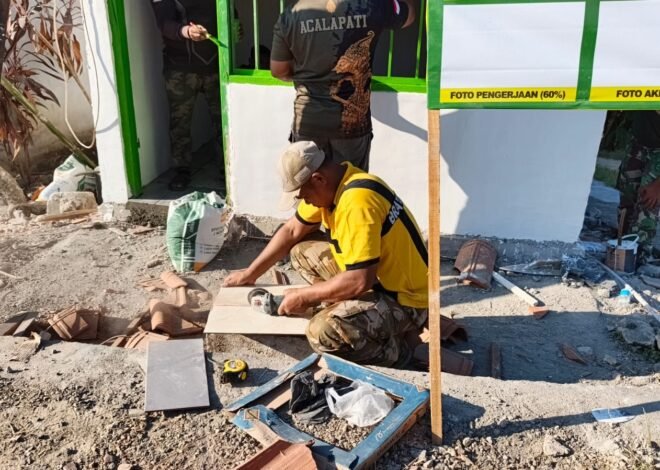 Bikin Poskamling Makin Megah dan Rapi, Tangan Terampil Serda Ali Anggota Satgas TMMD 129 Unjuk Ketelitian Potong Keramik