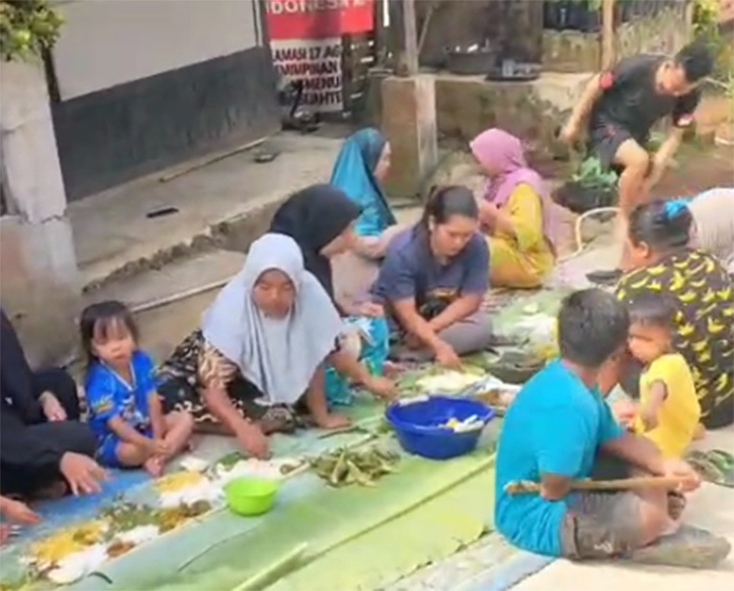 Liwetan di Jalan Beton Baru Jadi Simbol Kemanunggalan TNI dan Rakyat dalam TMMD Ke-129 Kodim 0608/Cianjur