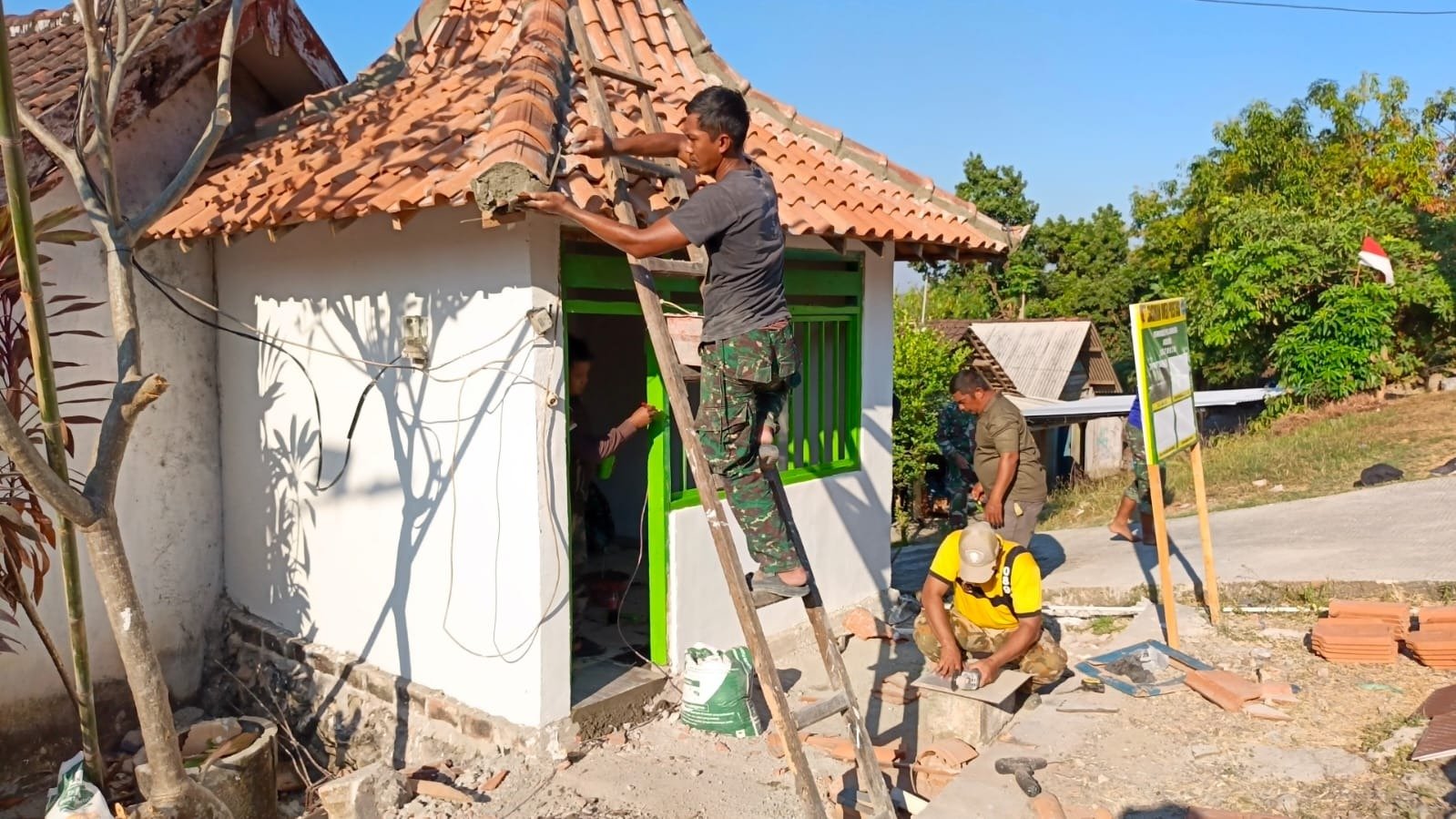 Bentuk Dedikasi Tanpa Batas, Kopda Tunjung Anggota Satgas TMMD 129 Tuntas Garap Finishing Wuwung Atap Poskamling Desa Tlemang