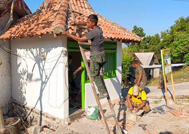 Tunjukkan Kepiawaian di Ketinggian, Sertu Edi Anggota Satgas TMMD 129 Lincah Panjat Atap Rampungkan Pemasangan dan Finishing Pos Kamling