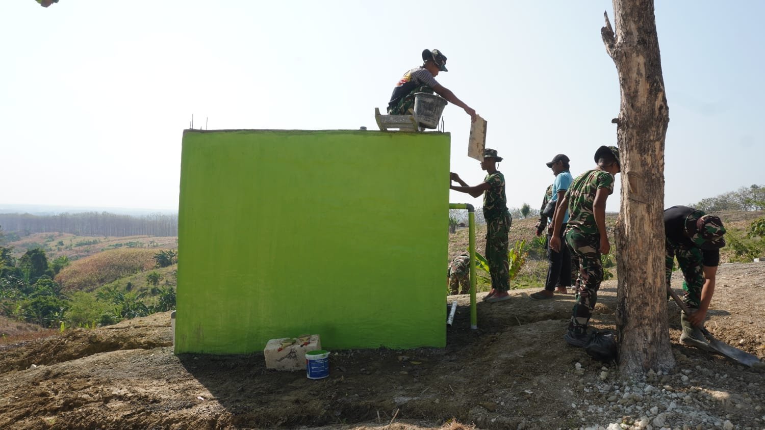 ​Dukung Kebutuhan Pokok Warga, Satgas TMMD Ke-129 Bangun Tandon Air Bersih di Desa Tlemang
