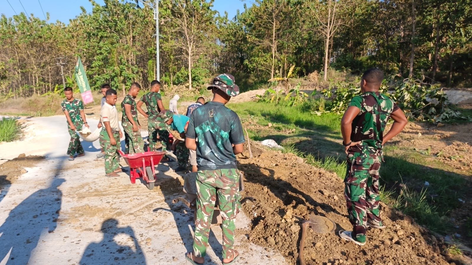 Lintas Generasi Manunggal dengan TNI, Tua Muda Kumpul Jadi Satu Bersama Satgas TMMD 129 Garap Pengurukan Kanan-Kiri Jalan Rabat Beton
