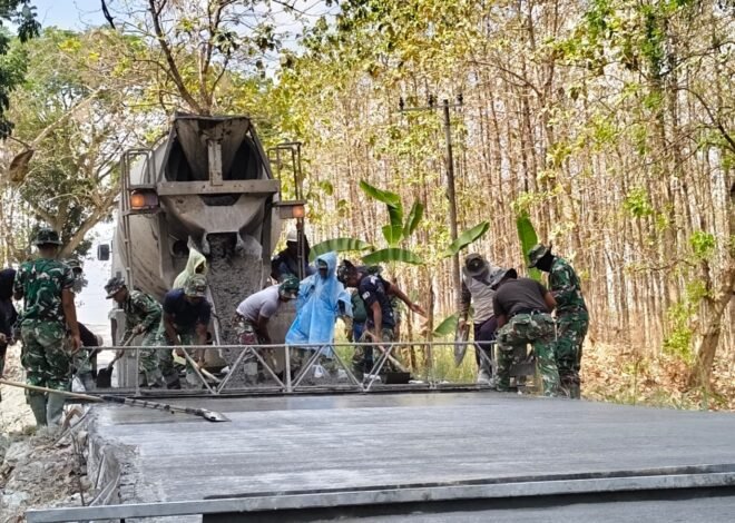 Menyatu Tanpa Sekat: Senyum Kemanunggalan TNI dan Warga Tlemang Menggali Asa di Pelosok Lamongan