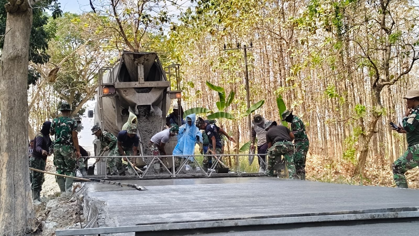 Menyatu Tanpa Sekat: Senyum Kemanunggalan TNI dan Warga Tlemang Menggali Asa di Pelosok Lamongan